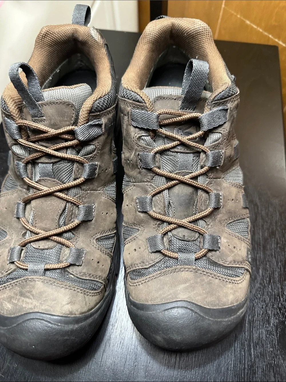 Keen Siskiyou Mid Top Outdoor Hiking Shoes. Men’s 10